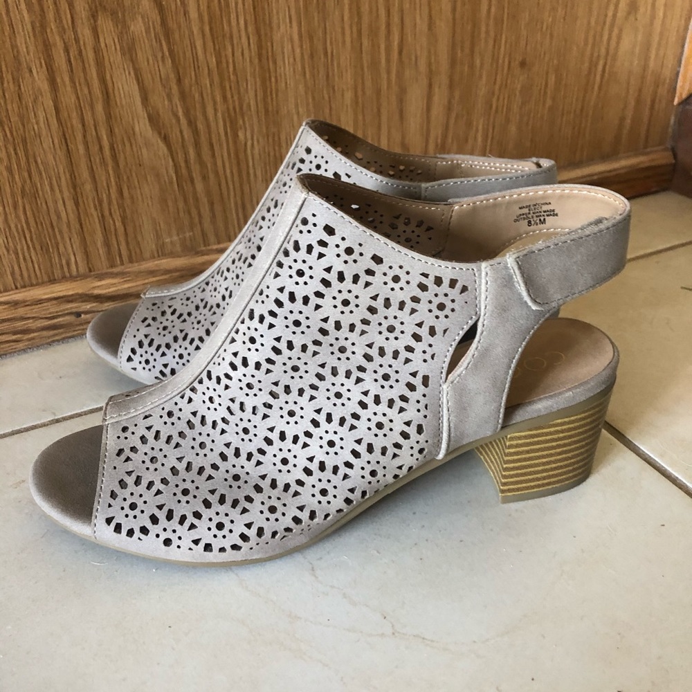 NWOT Sandals